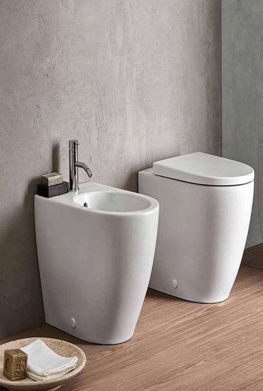Sanitari del bagno, wc e bidet